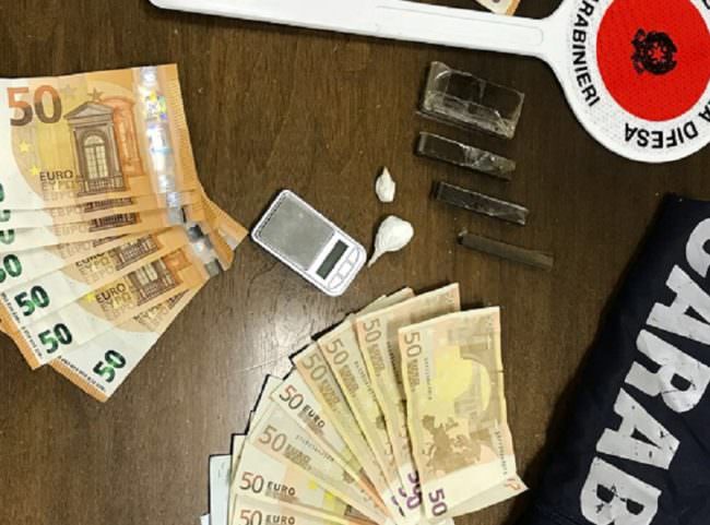 Uovo di Pasqua con “sorpresa” fatta di hashish e cocaina, scattano domiciliari