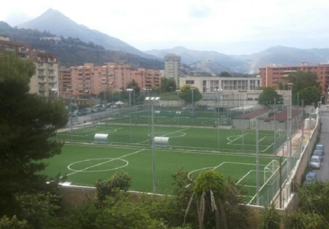 Muore mentre gioca a calcio: parenti e amici piangono Benedetto