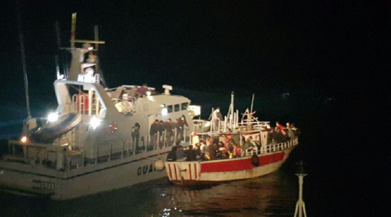 Altri 15 sbarchi nella notte a Lampedusa: non bastano i trasferimenti continui, l’hotspot è al collasso
