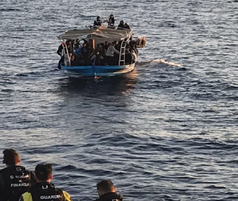 Orrore nel Canale di Sicilia: 24enne eritrea lasciata morire agonizzante dopo il parto