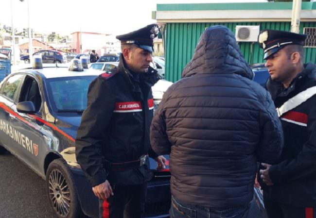 Cerca di rubare un’auto e non si accorge di essere stato accerchiato: arrestato 38enne