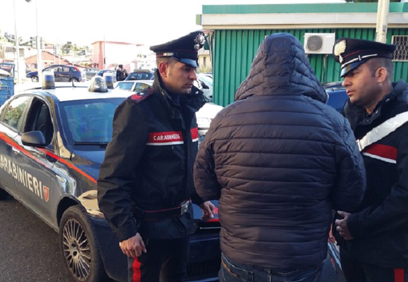 Cerca di rubare un’auto e non si accorge di essere stato accerchiato: arrestato 38enne