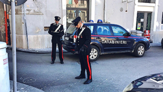 Spara ad un anziano in piazza: indagini a tutto spiano