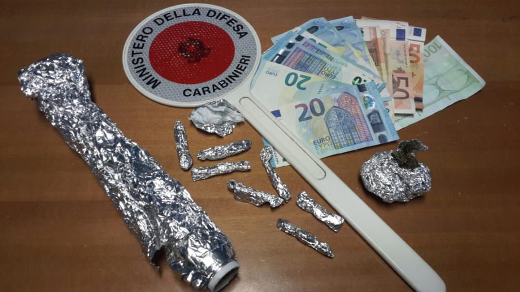 Marijuana e denaro dentro alla macchina, con loro un minorenne: 2 arresti