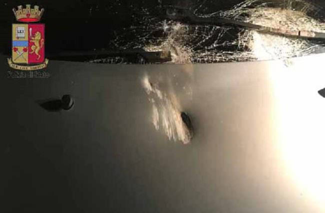 Grande paura nella notte sull’autostrada A20, minorenni lanciano sassi da cavalcavia: colpite diverse auto – FOTO