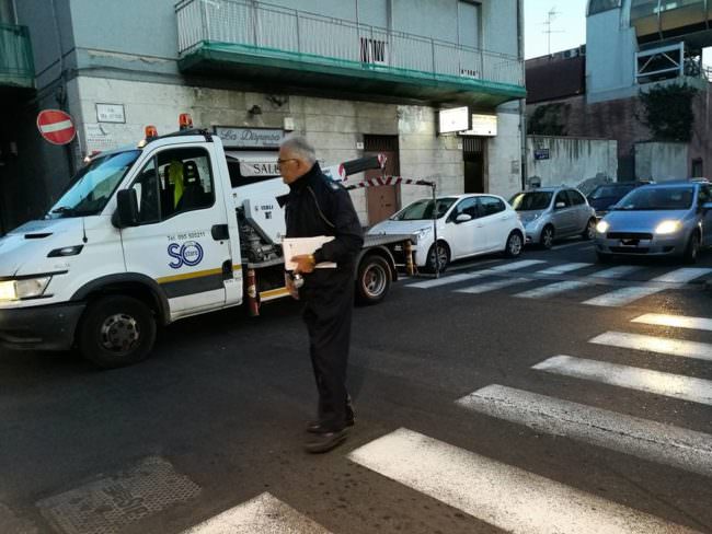 Rimosse macchine “assassine” dall’incrocio tra via Sacco e via De Logu a Barriera: lì morì Mimmo Crisafulli. LE FOTO