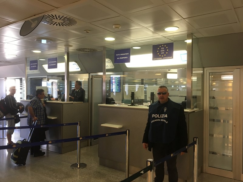 Con un passaporto rubato cerca di entrare in Italia: fermato un iraniano a Catania