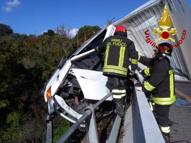 Paura sulla A18: camion sfonda il guardrail e resta in bilico sul cavalcavia