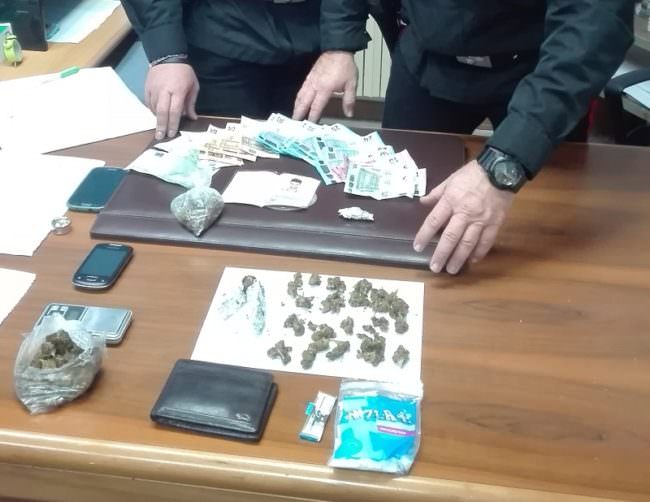 Libri in mezzo a marijuana e denaro: arrestato studente-pusher