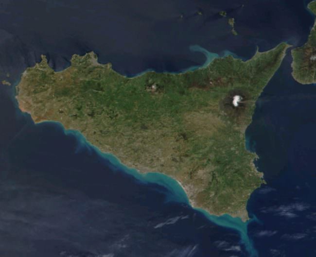 “Sicilia bella ma dannata, scappate via”: il dramma dei giovani isolani sfruttati o senza lavoro