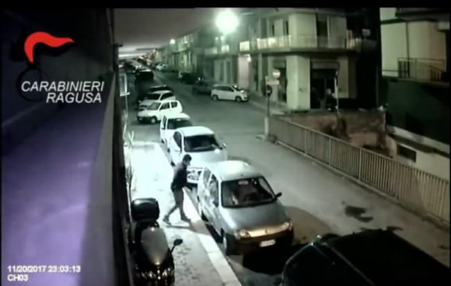 Infrange vetri delle auto per poi rivendere oggetti trovati all’interno: “topo d’auto” ricercato dai militari. IL VIDEO