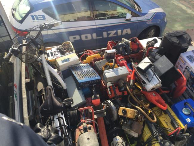 Nascondeva la merce rubata in garage, poi la rivendeva: 50enne in manette