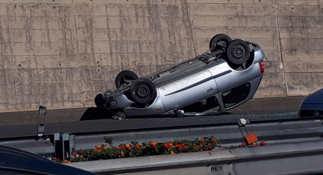 Incidente A20, auto si ribalta in galleria: paura per la fuoriuscita di benzina dal mezzo