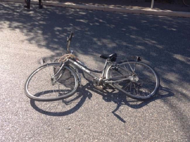 Incidente mortale in Sicilia, violento scontro auto-bici: morto un uomo