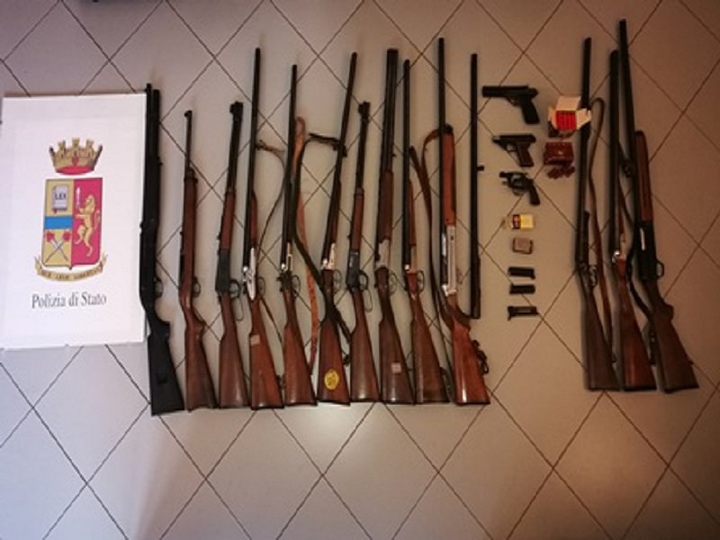 Catania “illegale”: sequestro di armi, sanzioni a negozio cinese e multe su strada