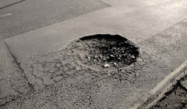Incidente a Palermo, auto incastrata in una buca: traffico bloccato