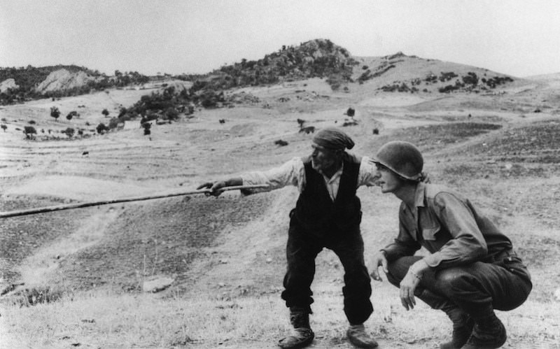 Troina, l’uomo che “viveva le guerre” in mostra: Robert Capa rivive in 62 foto