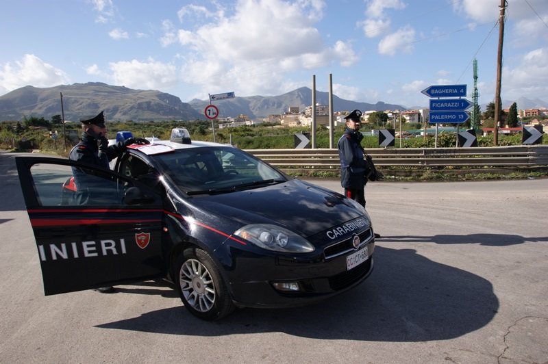 Rubano prodotti estetici e attrezzi per parrucchiere: arrestati due 18enni