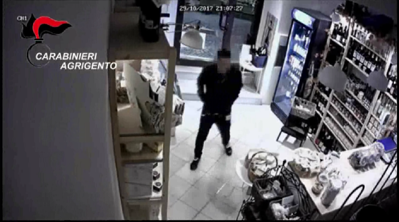 Tunisino ruba in un’enoteca ma viene arrestato da un carabinieri che cenava lì VIDEO