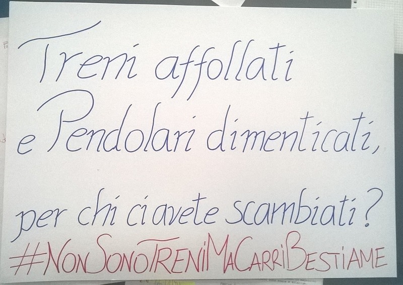 “Una protesta tira l’altra”, nuovi cartelloni in altre stazioni della Palermo-Agrigento FOTO