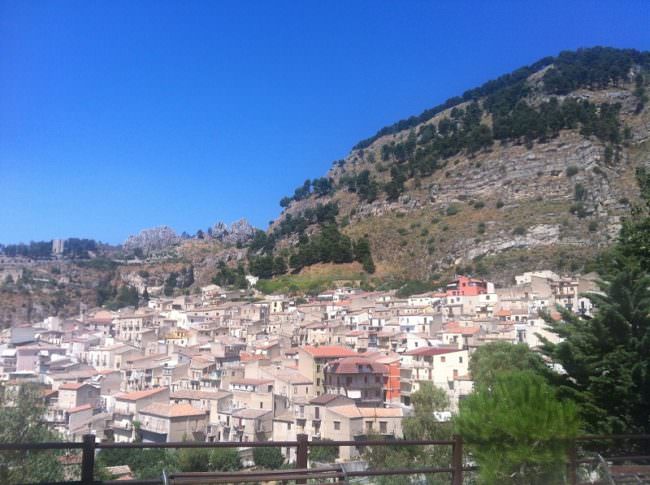 Morto bimbo di 7 anni, scivola mentre gioca e sbatte la testa contro un masso