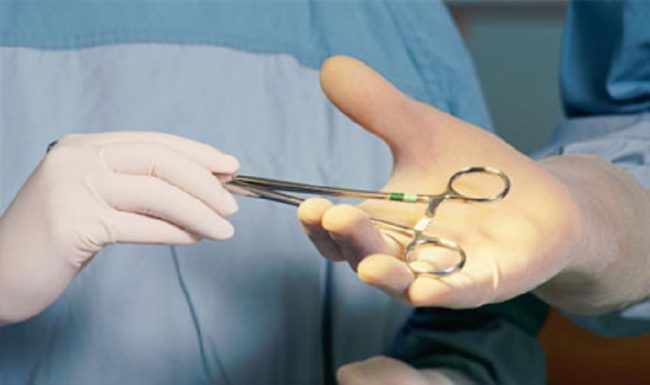 Colpo d’accetta sbagliato, 40enne si recide la mano: ricoverato al Policlinico per riattaccare l’arto
