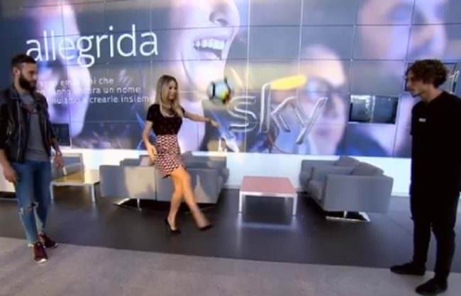 Non solo bella: Diletta Leotta dimostra le sue doti palleggiando in minigonna e tacchi a spillo