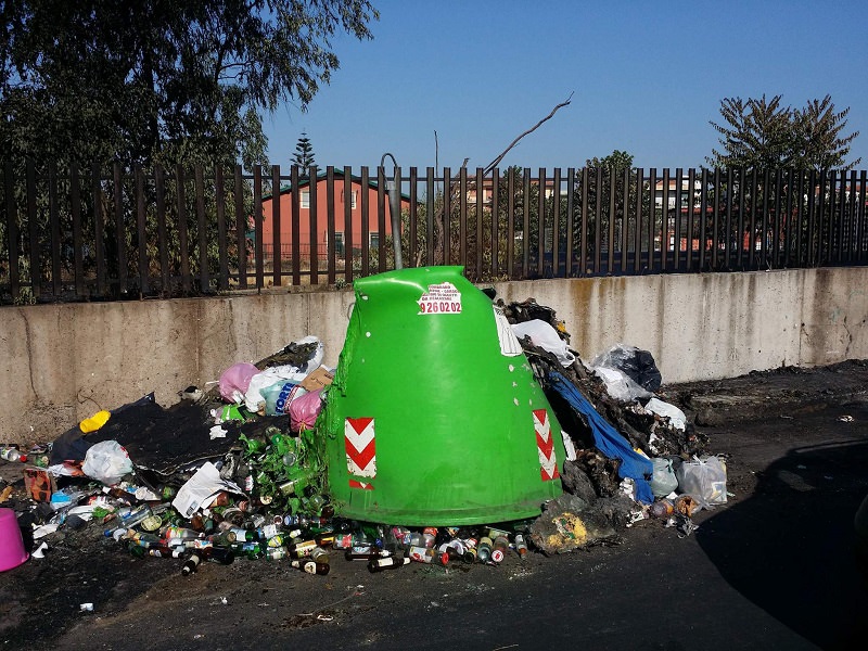Catania, strade piene di rifiuti e raccolta differenziata limitata. Cantarella: “Stiamo lavorando per un nuovo appalto”