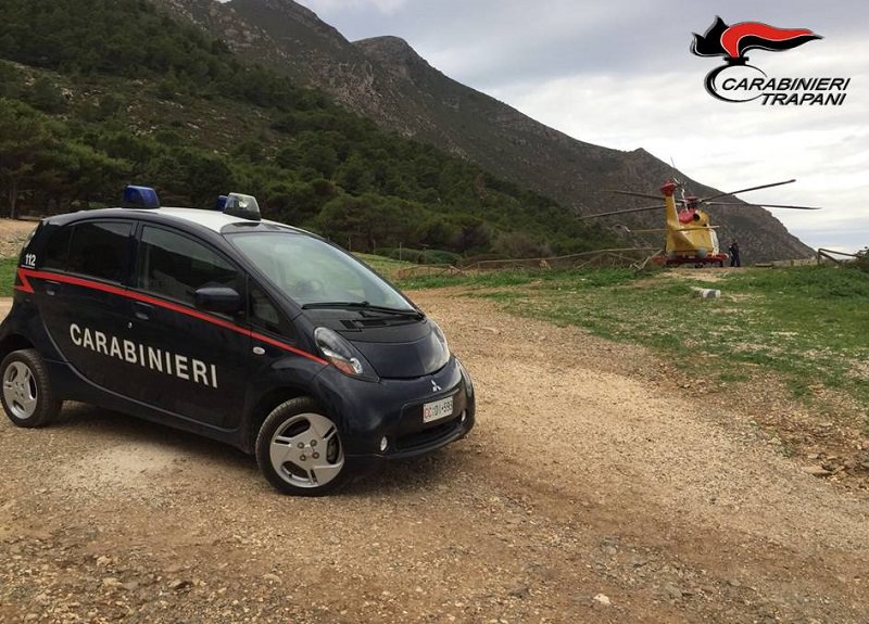 Si perde nel bosco, cade e si frattura una gamba: 72enne bloccata sulle montagne – VIDEO