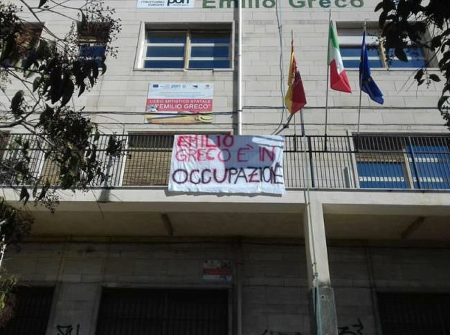 Occupato il liceo artistico Emilio Greco: “Facciamo lezione nei corridoi”