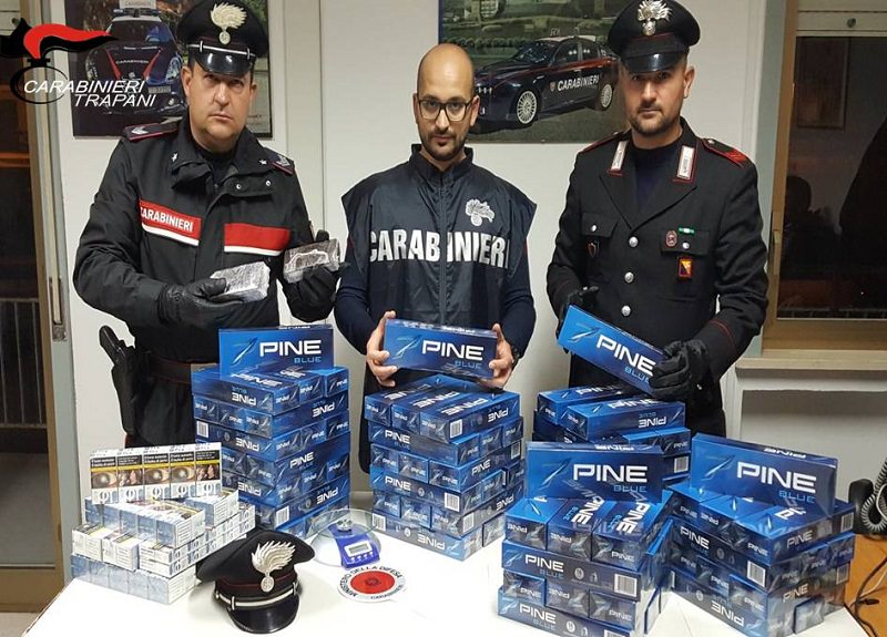 Conviventi nascondono un chilo di hashish e 100 stecche di sigarette in casa, arrestati