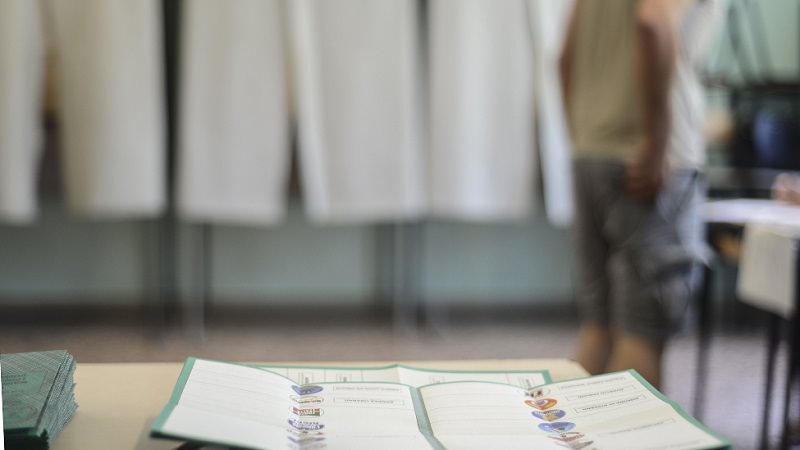 Sorpresi mentre fotografano la scheda elettorale: denunciati 11 ragusani