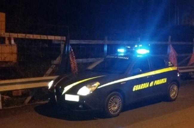 Nascondevano droga in un cantiere edile, avrebbe fruttato 8 mila euro