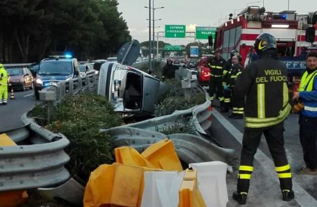 A19 in tilt, auto si ribalta restringendo la carreggiata: traffico rallentato tra Catenanuova e Agira