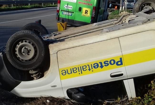 Auto si scontra con furgoncino delle Poste che si ribalta ferendo il conducente