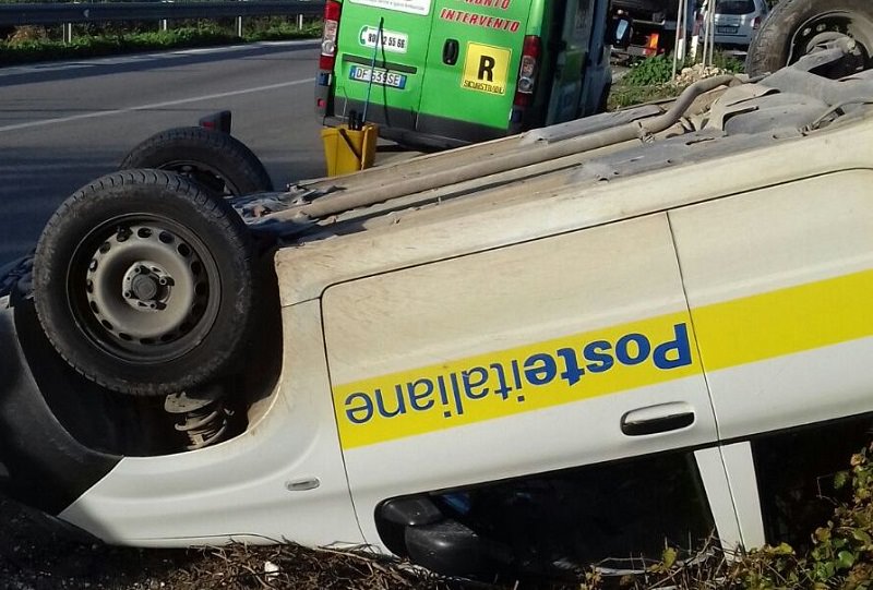 Auto si scontra con furgoncino delle Poste che si ribalta ferendo il conducente