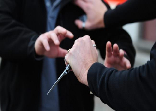 Due rapine con coltello in pochi minuti: ruba portafogli e marsupi a turisti polacchi