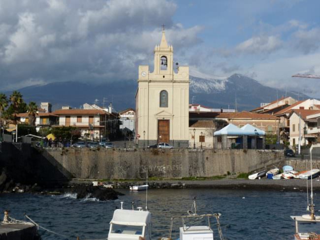 Morte coppia anziani ad Acireale: il parroco del paese ha dato il via alle ricerche