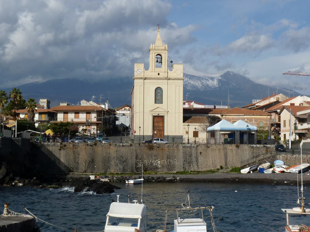Morte coppia anziani ad Acireale: il parroco del paese ha dato il via alle ricerche