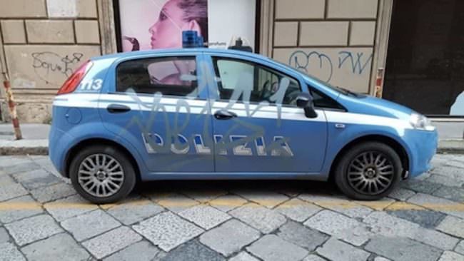 Inchiostro grigio su auto blu: writer imbratta un mezzo della polizia