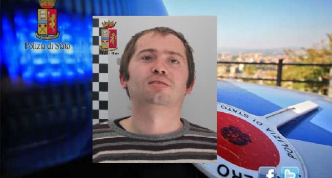 Pugno in faccia a un anziano e calci su auto per pochi spiccioli: rapinatore in manette