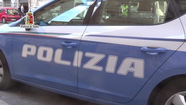 Rapinano corriere di tabacchi, telecamere incastrano uno dei malviventi: arrestato 23enne