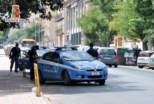 Nascondeva in appartamento decine di apparecchi elettronici rubati: denunciato 40enne