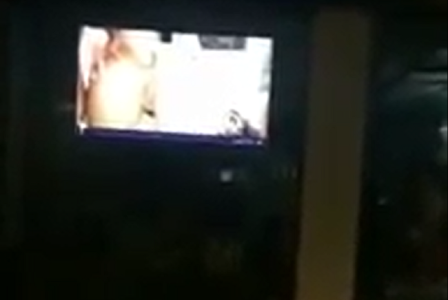 Tv resta accesa in vetrina: film porno in onda tutta la notte