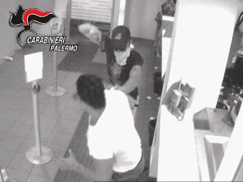 Assalirono un ufficio postale puntando la pistola contro un carabiniere: arrestati 3 palermitani