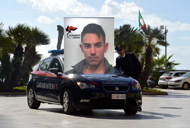 I carabinieri gli sequestrano la droga, lui spacca il citofono della stazione