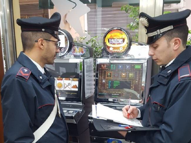 Inventa di essere stata rapinata, ma le telecamere la “incastrano” in una ricevitoria: denunciata