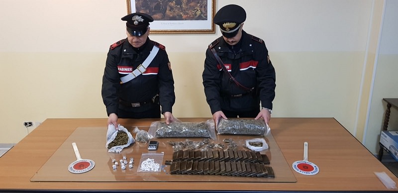 Cinque chili fra marijuana, hashish e cocaina: arrestato gelese