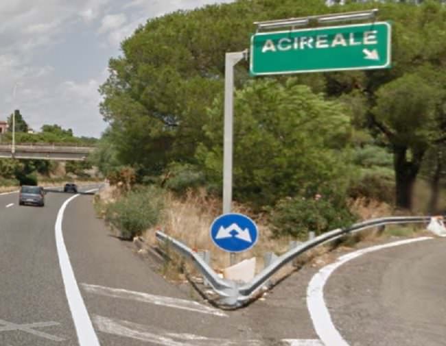 Paura sull’A18: auto colpisce un oggetto vicino allo svincolo di Acireale