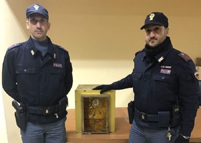 Palermo, trafugano i tesori della Chiesa e aggrediscono il sacerdote argentino: due gli arresti